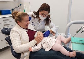 La pequeña Estefanía Lavinia en una revisión dental, con apenas ocho meses.