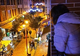 Foto de archivo de una vecina asomada a un balcón la zona de Zaballa, donde