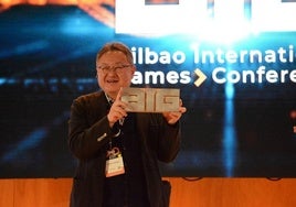 Yoshida recogiendo el Premio Honorífico de la segunda Bilbao International Games Conference