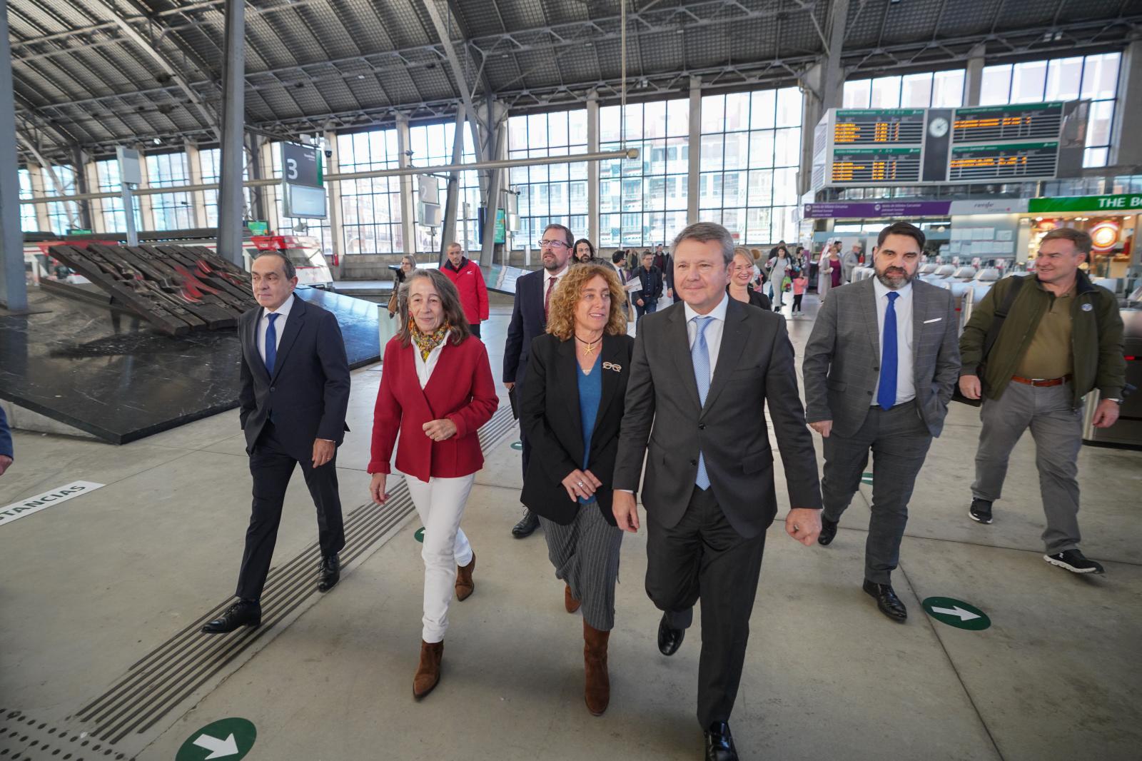 A la derecha, el secretario de Estado de Transportes, José Antonio Santano, y la consejera de Movilidad, Susana García, durante el acto de hoy en Abando.