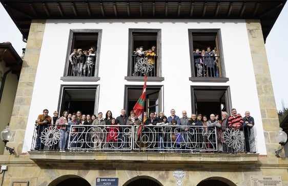 Vecinos de Bolibar en la última celebración de su histórica jornada.