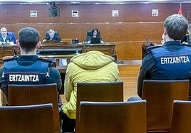 El acusado permaneció cabizbajo la mayor parte de la vista oral celebrada en la Audiencia Provincial de Álava.