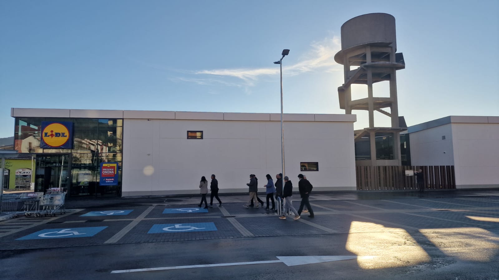 Imagen del tanque recuperado de la antigua fábrica de leche Los Pirineos de Gernika, localizada dentro de la parcela de la cadena Lidl.