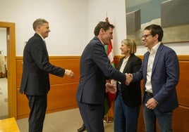 El consejero de Hacienda, Noël d'Anjou, saluda al líder parlamentario de EH Bildu, Pello Otxandiano.