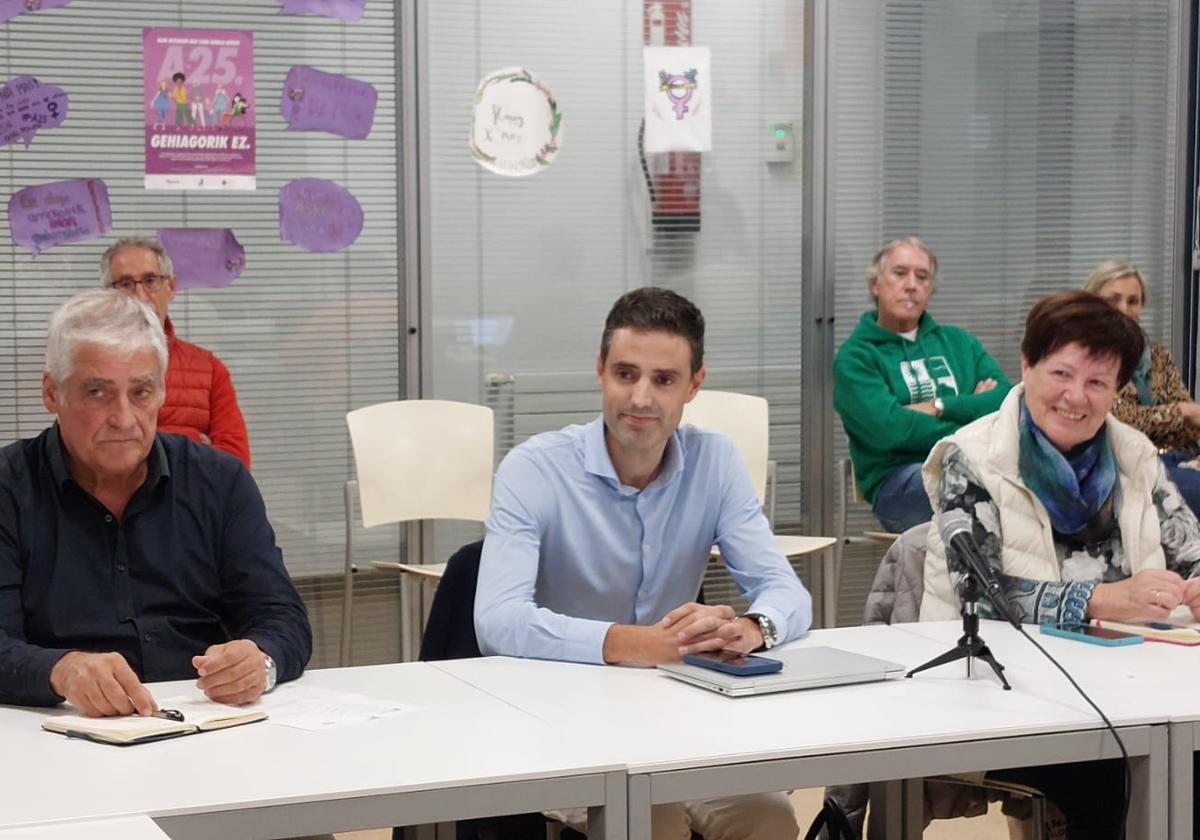 Aritz Abaroa, en el centro, durante el pleno celebrado en Bermeo.