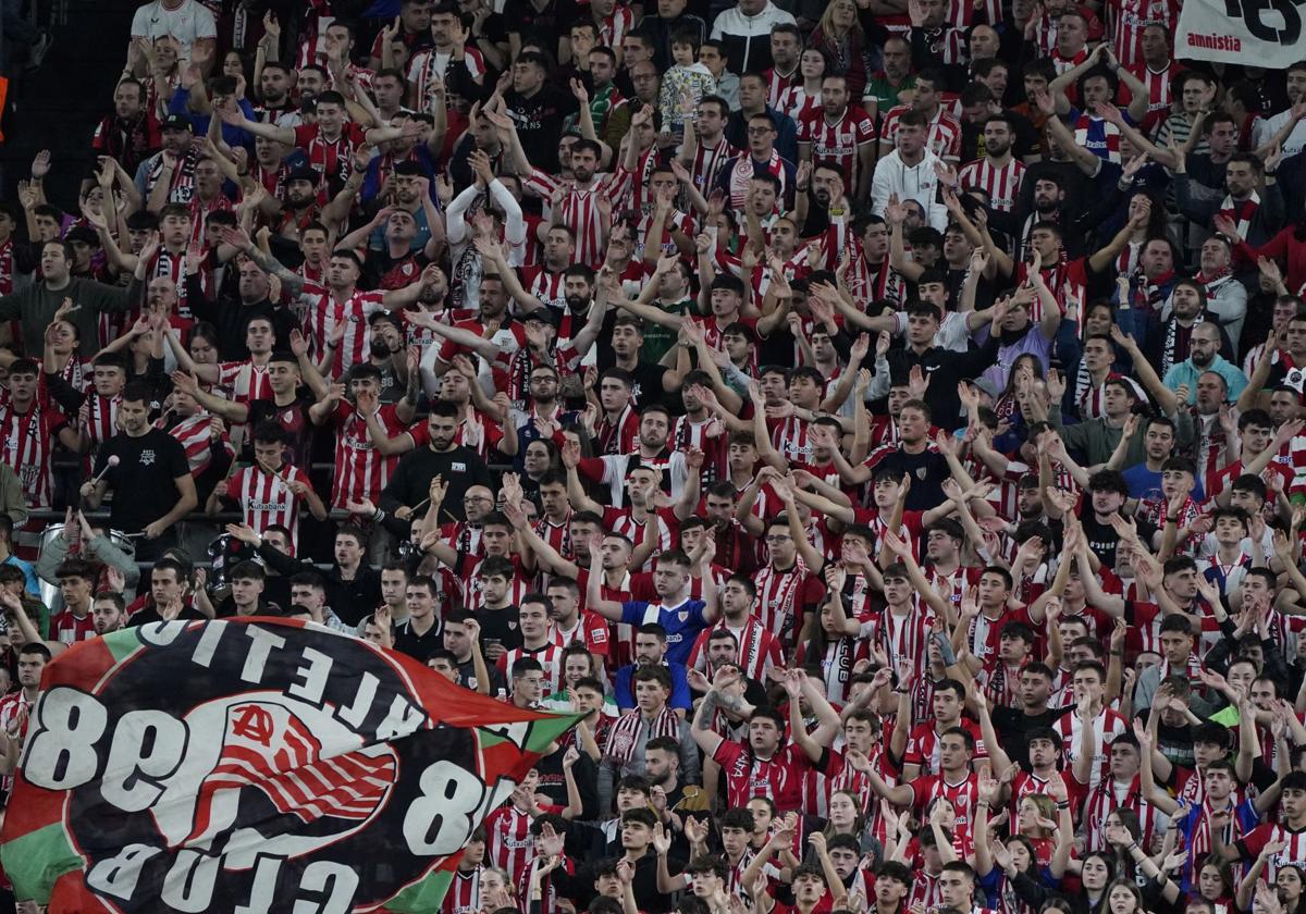 Huelga de animación: silencio en el fondo roto por cánticos esporádicos y la celebración de los goles