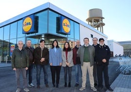 Garazi Devesa, directora de Lidl País Vasco, junto con otros responsables de Lidl, el vicealcalde de Gernika, Iñaki Gorroño, y miembros de la asociación Gernikazarra, en la inauguración del supermercado en Gernika.