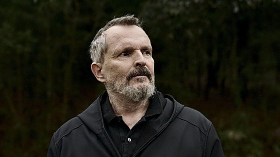 Miguel Bosé vuelve por sorpresa a los escenarios y anuncia fecha en Bilbao