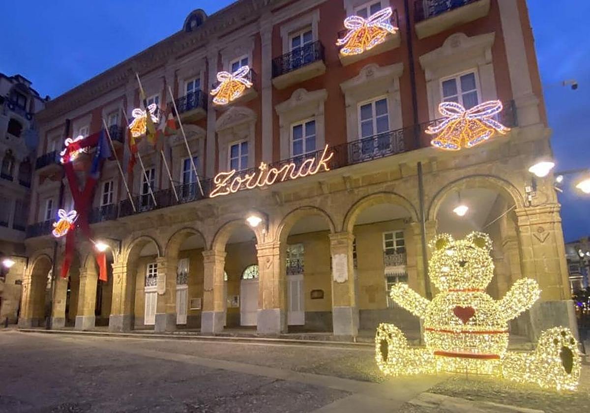 Uno de los mayores reclamos cada Navidad es sacarse una foto con el gran osito ubicado junto al Ayuntamiento.