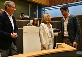 Eider Mendoza y Mikel Lezama en las Juntas Generales de Gipuzkoa durante la investidura de la diputada general.