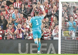 Unai Simón y la afición de San Mamés se saludan después de que el portero volviera a jugar con el Athletic tras seis meses de espera.