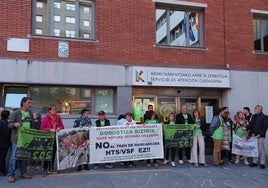 Vecinos de Barakaldo en la concentración de este jueves frente a las puertas del Ayuntamiento.