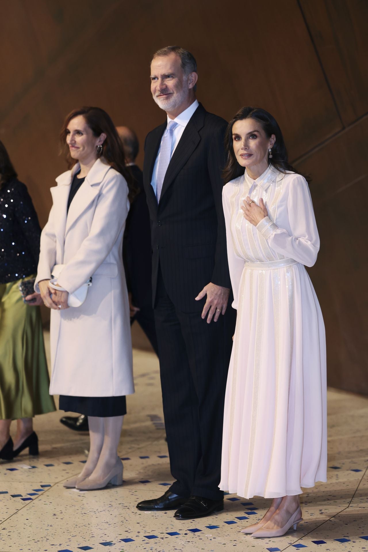 Letizia luce un look con lentejuelas y pendientes valencianos en su noche de ópera en Bilbao