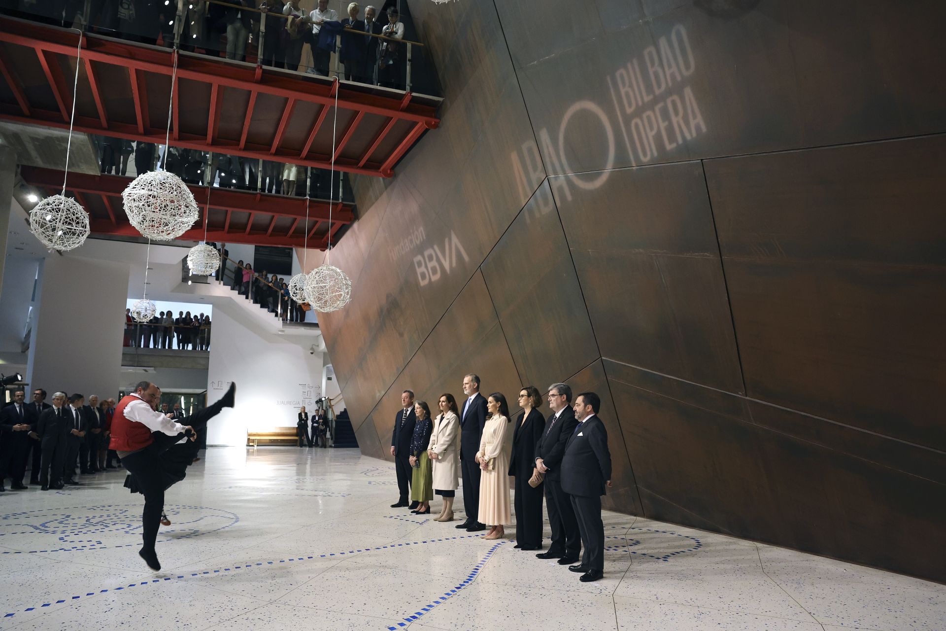 Letizia luce un look con lentejuelas y pendientes valencianos en su noche de ópera en Bilbao