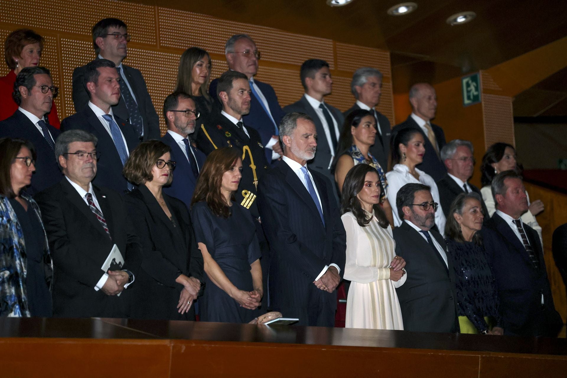 Letizia luce un look con lentejuelas y pendientes valencianos en su noche de ópera en Bilbao