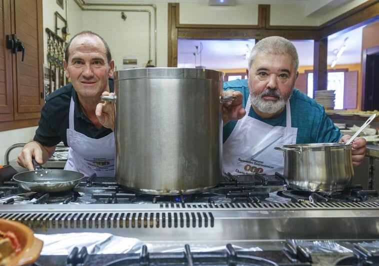 Los cocineros Manu Gil y Roberto Tamayo.