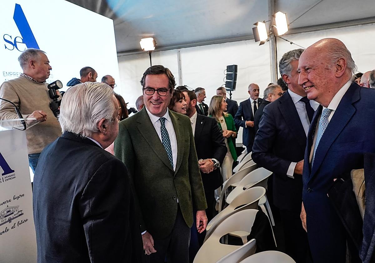 Antonio Garamendi ha charlado con los expresidentes de las patronales alavesas tras el acto de SEA
