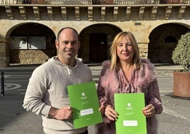 El alcalde, Mikel Urrutia (EH Bildu) y la teniente de alcalde, Edurne Maguregi (AIB), junto a los presupuestos municipales.