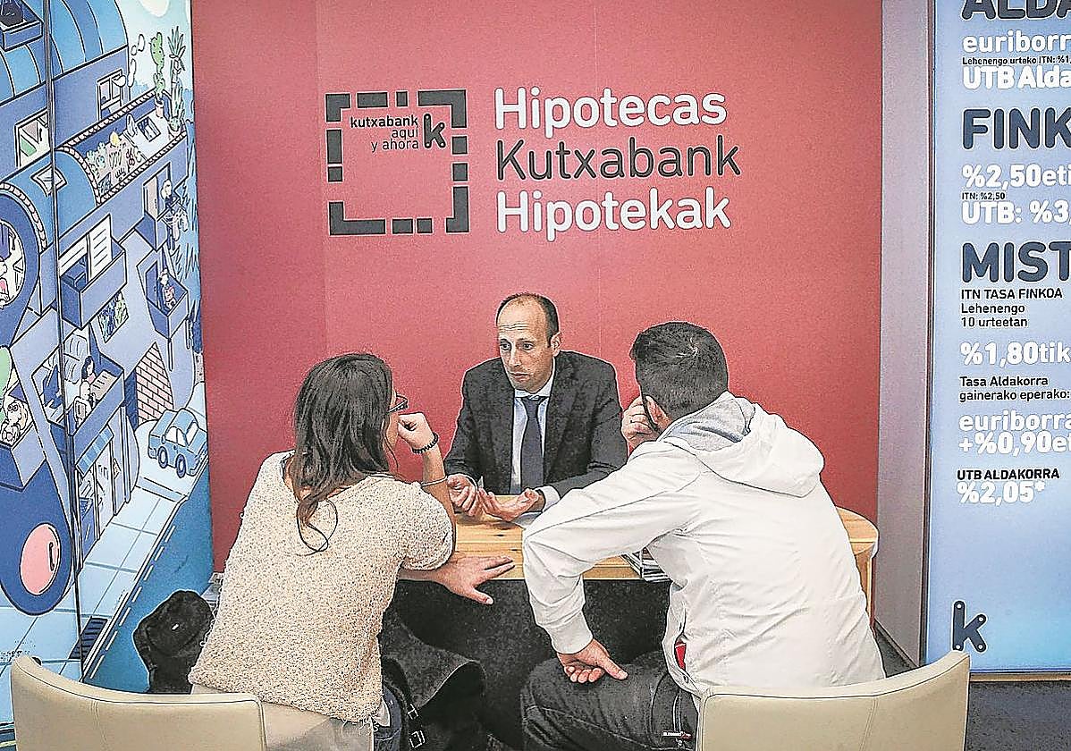 Clientes de un banco consultan con un asesor hipotecario.