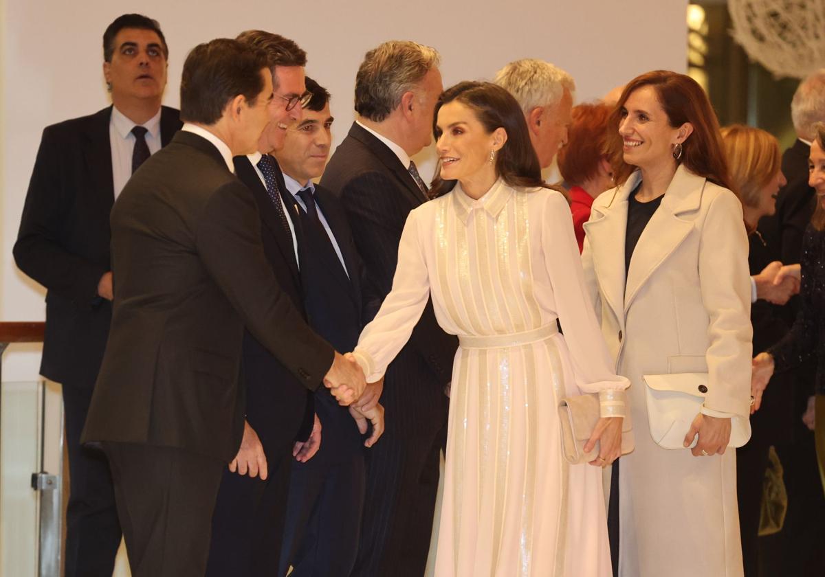 Letizia luce un look con lentejuelas de Teresa Helbig y pendientes valencianos en su noche de ópera en Bilbao.