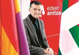 Maíllo posa en la sede de Ezker Anitza en San Sebastián.