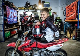 Aritz Vega invita a EL CORREO al taller en el que repara y guarda sus joyas de dos ruedas.