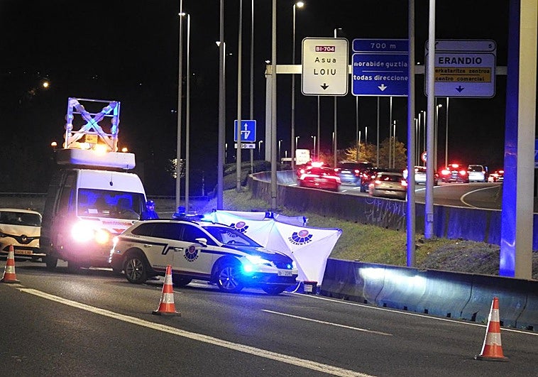 Muere un motorista tras chocar contra la mediana en la bajada de Enekuri