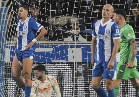 Sivera, Abqar y Guridi se lamentan tras el gol visitante.