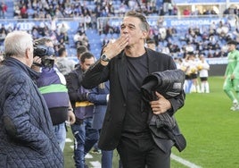 Luis García saluda antes de empezar el partido.