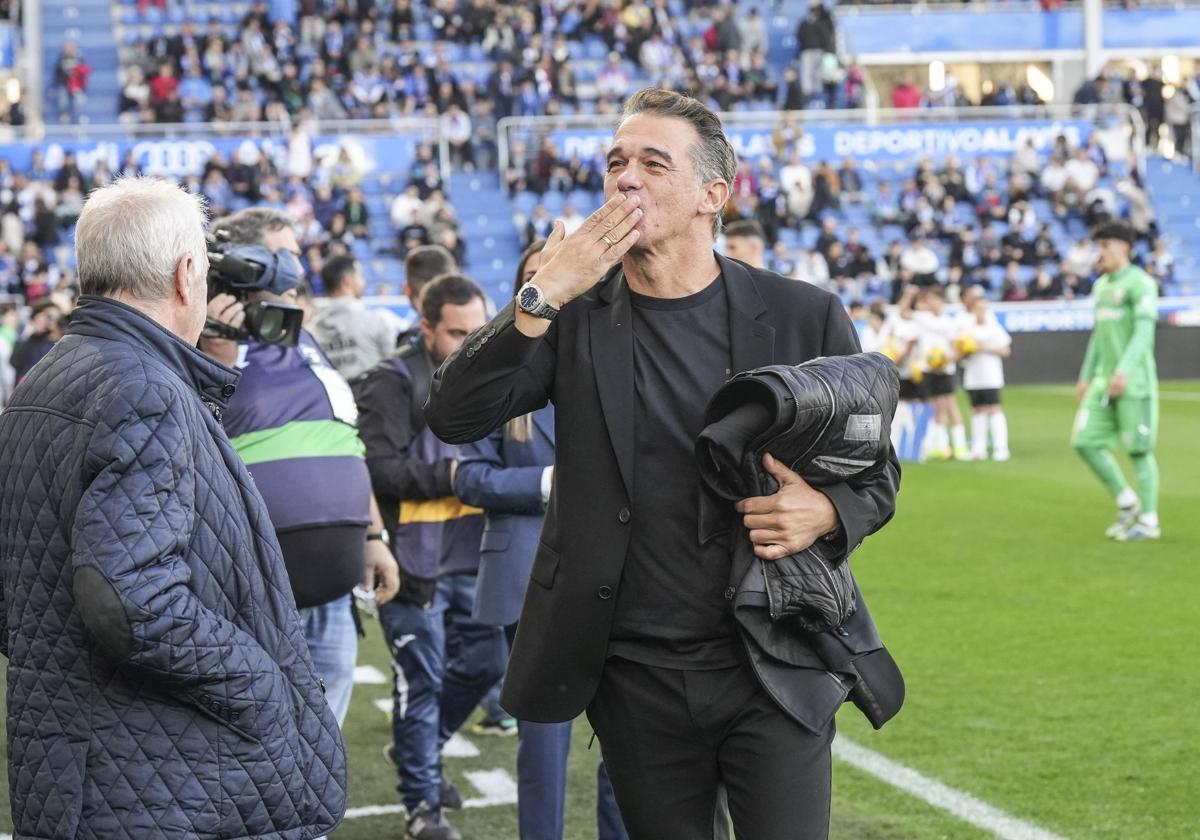 Luis García saluda antes de empezar el partido.