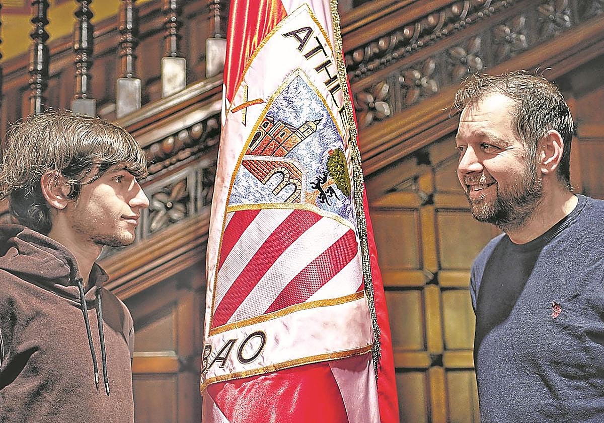 Complicidad. Mirco y Jason estuvieron en Ibaigane cuando visitaron Bilbao para presenciar el último derbi en La Catedral.
