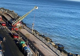 Bomberos y agentes de la Guardia Municipal en el Paseo Salamanca esta mañana para el rescate del varón.