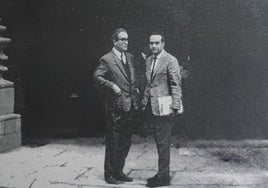 Gabriel Aresti y Ángel María Ortiz Alfau en la Feria de Durango en 1972.