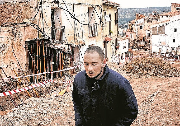 Sergio Marín, alcalde de Letur, pasea cabizbajo por la calle principal del casco antiguo, arrasada por la riada.