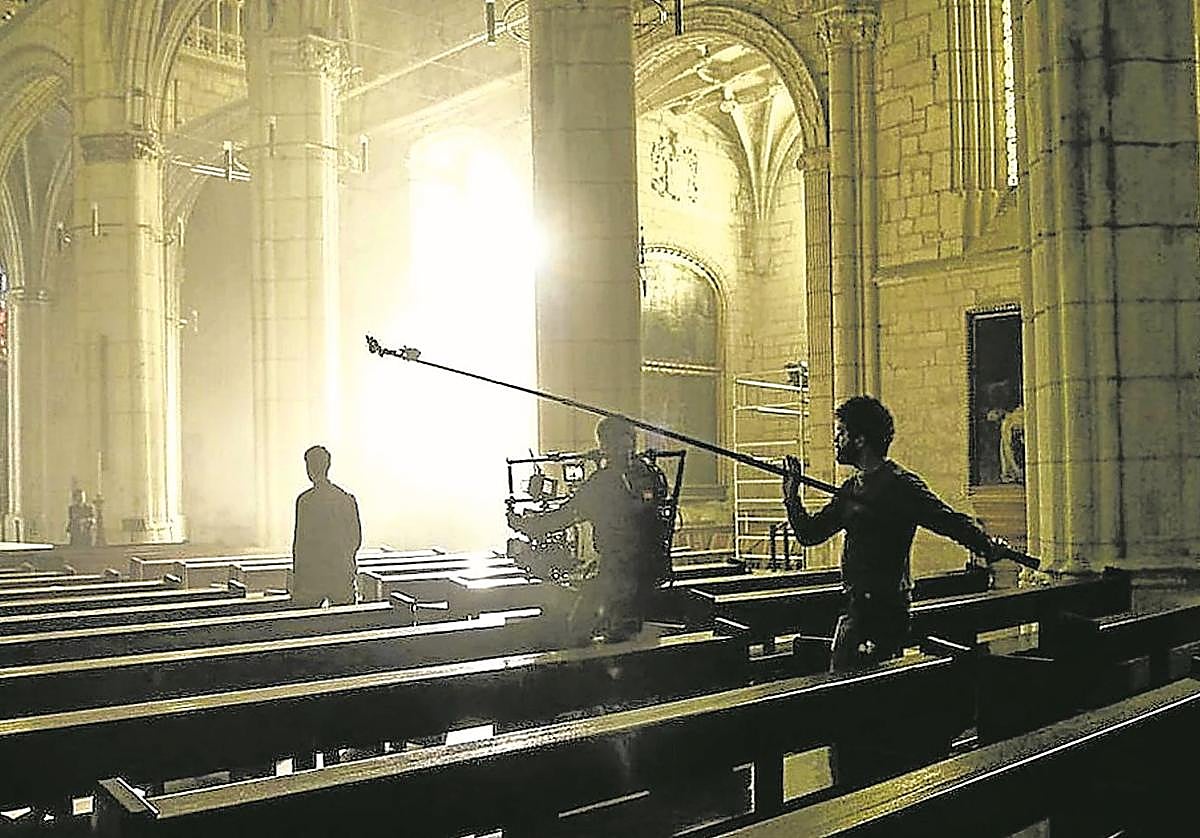 Rodaje en la Catedral Santa María. La película 'El silencio de la Ciudad Blanca' grabó varias de sus secuencias en el templo vitoriano.