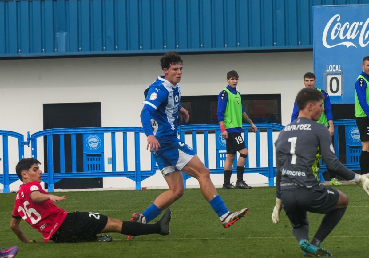 Lander Pinillos marca el gol de la victoria en el tramo final del partido.