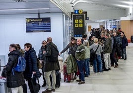 Pasajeros hacen cola para facturar en la terminal de Foronda.