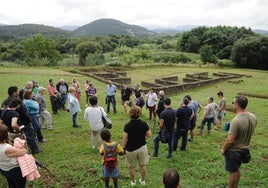 Visita de un grupo al asentamiento romano, uno de los hitos de Forua.