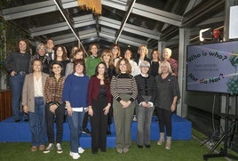 Las homenajeadas, junto a responsables institucionales, en Abastos.