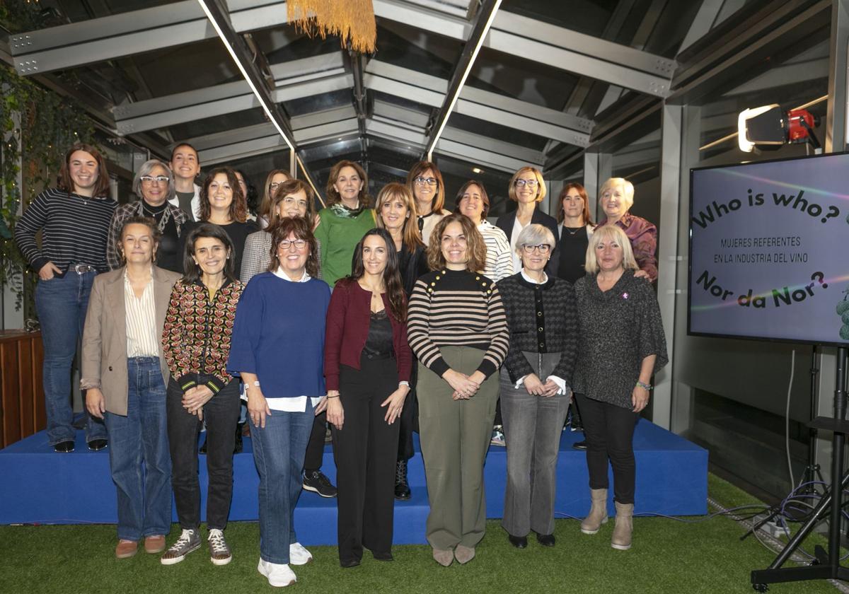 Las homenajeadas, junto a responsables institucionales, en Abastos.