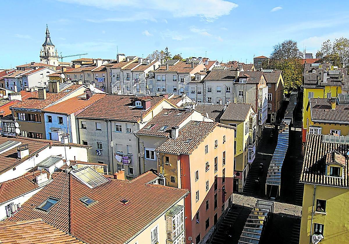 El mayor porcentaje de hogares que carecen de ascensor se sitúa en el Casco Viejo, con más de 600 edificios.