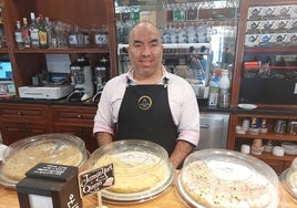 Yasmani, del bar Momotxo, prepara un amplio surtido de tortillas y bocadillos a diario.