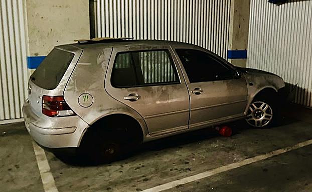 Otro vehículo abandonado en este párking subterráneo de un edificio que pertenece a Alokabide, sociedad dependiente del Gobierno vasco.