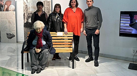 Erandio recibe a 'Mercedes', una escultura para luchar contra la soledad no deseada