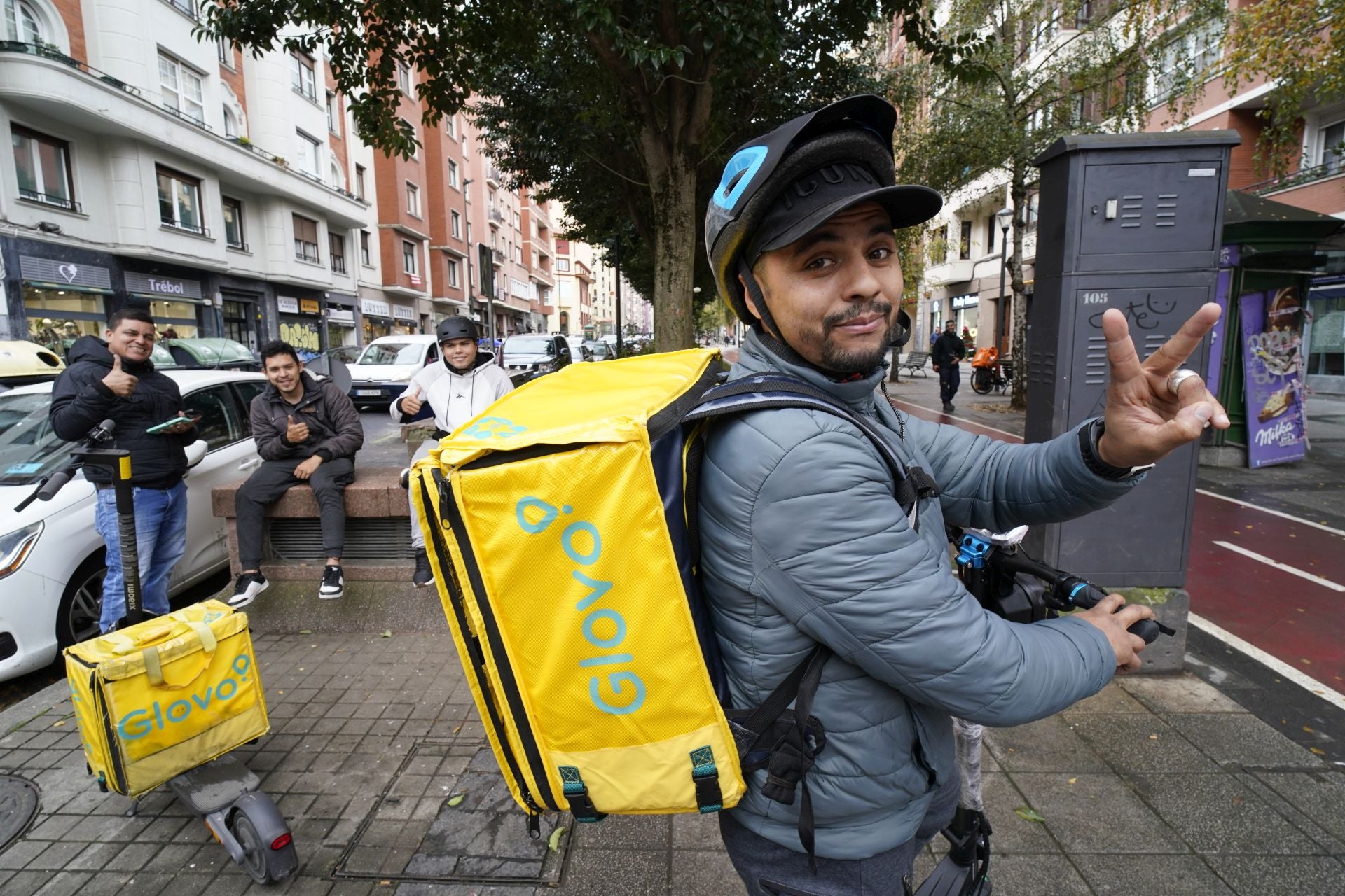 Un grupo de 'riders' de Glovo en Bilbao.