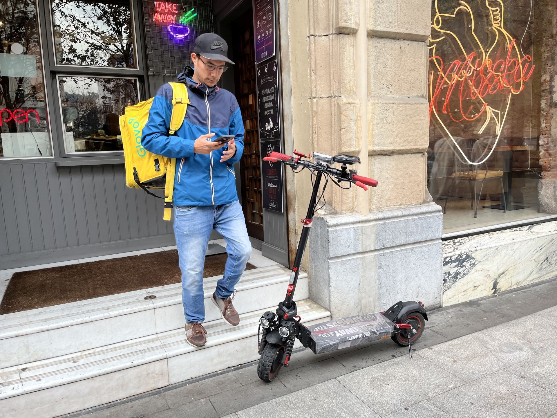 El 'rider' Efrain Méndez cargando este lunes un pedido en Bilbao.