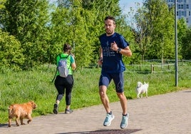 Iván Fernández entrena por las calles de Vitoria.