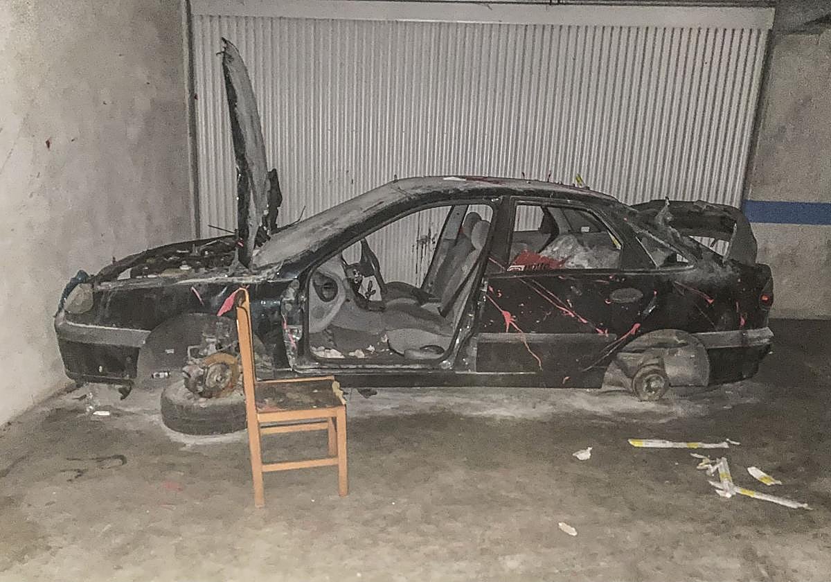 Esta banda de ladrones pela el cable robado cerca de este vehículo abandonado.