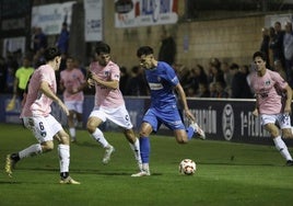 Álvaro Marín, rodeado de jugadores del Sestao River.