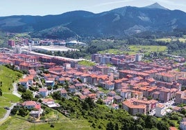 Vista panorámica de Llodio, la localidad más grande que aplica el recargo en Álava a la espera de que se sume Vitoria en 2025.